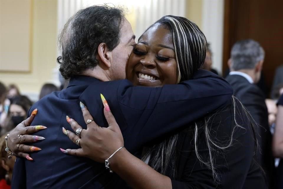 El representante demócrata Jamie Raskin abraza a Wandrea ArShaye 'Shaye' Moss, ex trabajadora electoral en Georgia, luego de que testificó en el Congreso.