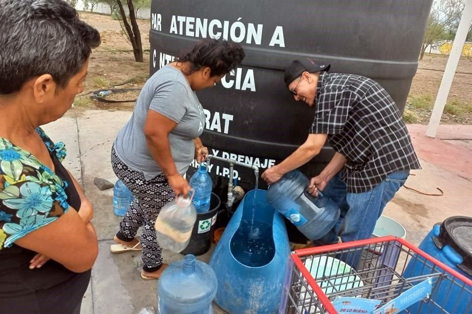 Vecinos manifiestan que el tinaco que les instalaron en la plaza para paliar esta crisis del agua no se da abasto para los 5 sectores que componen esta colonia.