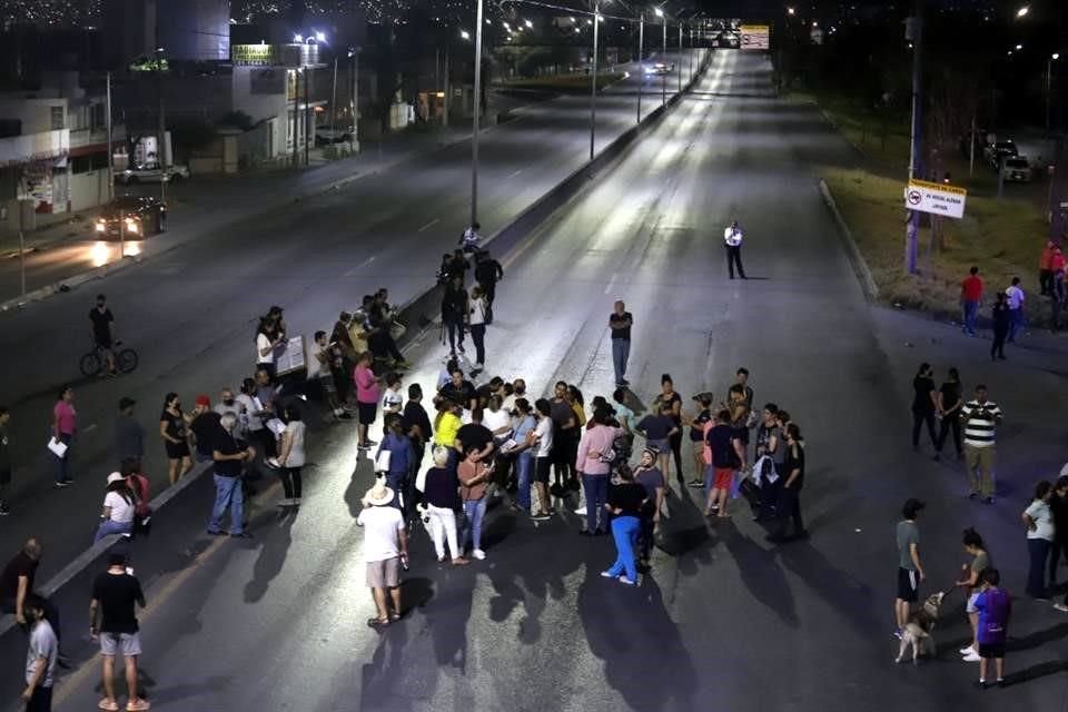 Por más casi cuatro horas, vecinos de varios sectores de Guadalupe bloquearon la Avenida Avenida Miguel Alemán para exigir agua en sus domicilios.