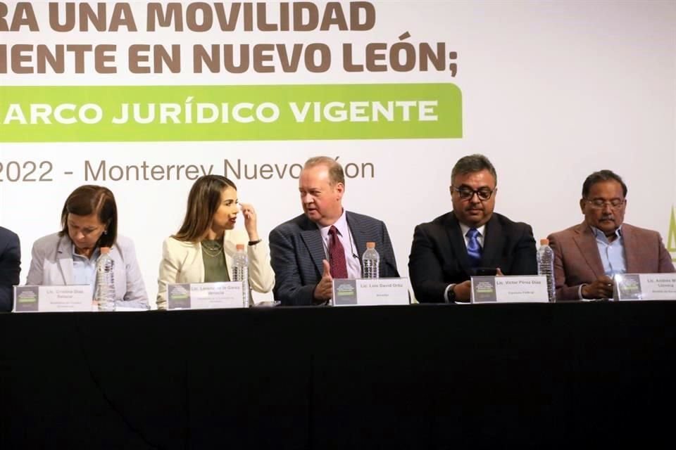 Cristina Díaz, (izq. a der.), Lorena de la Garza, Luis David Ortiz, Víctor Pérez y Andrés Mijes participan en el foro sobre movilidad.