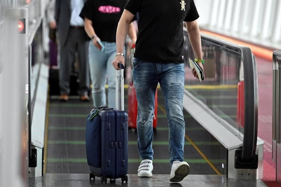 Tras el cierre del mercado, el CEO de Delta Air Lines advirtió el lunes que las preocupaciones económicas entre los consumidores y las empresas ya estaban afectando a los viajes nacionales.