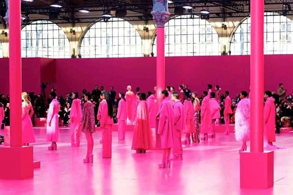Las pasarelas se han llenado de la versión más encendida y alegre del tono rosado, convirtiéndolo en tendencia para trajes de baño o sastre