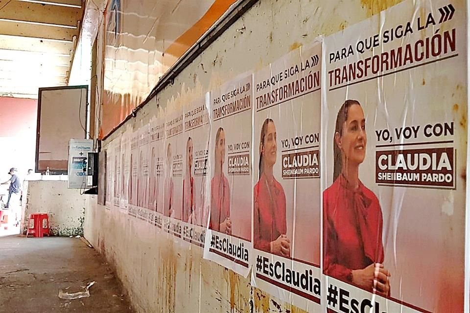 En los pasillos de la Central de Abastos en Iztapalapa, fueron pegados carteles con la imagen de la Mandataria de la CDMX.