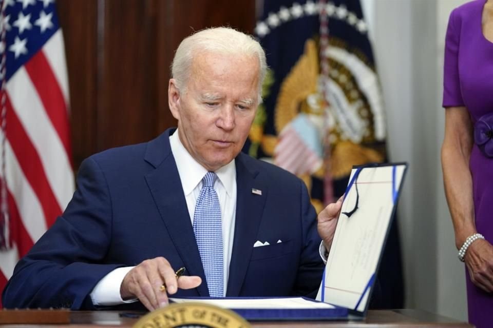 El Presidente Joe Biden firmó este sábado la ley sobre armas más amplia que haya aprobado el Congreso estadounidense en varias décadas.