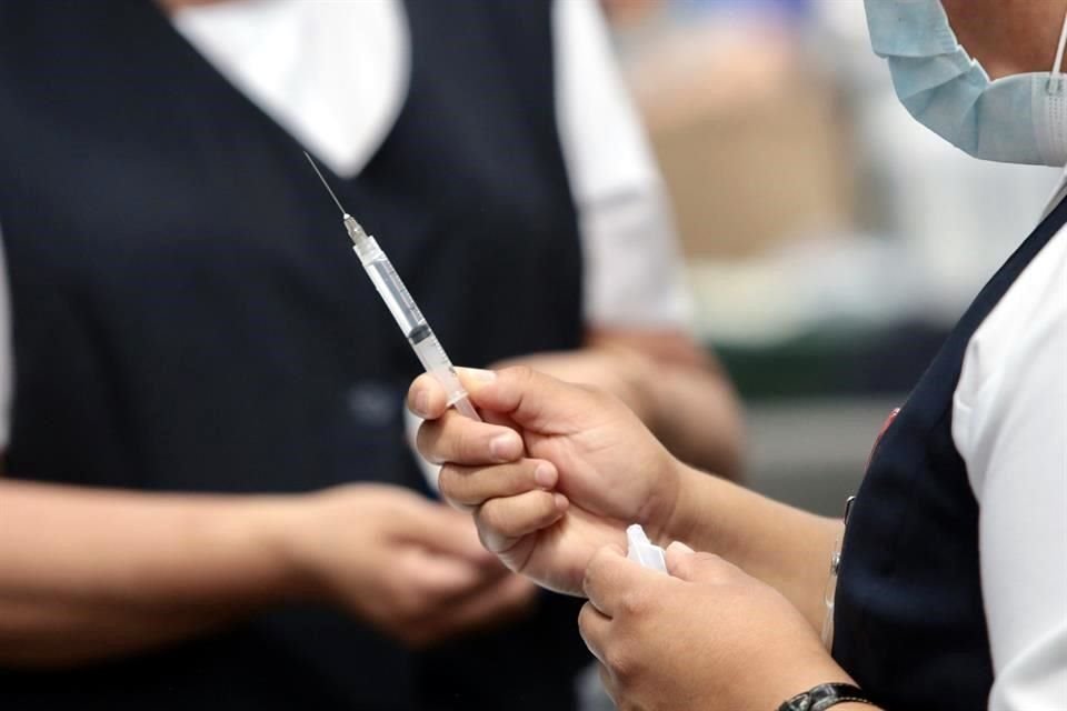 La vacunación a menores de 12 a 17 años que residen en Monterrey comenzará este lunes en el drive thru de la Arena Monterrey y en el Macrocentro Comunitario San Bernabé.