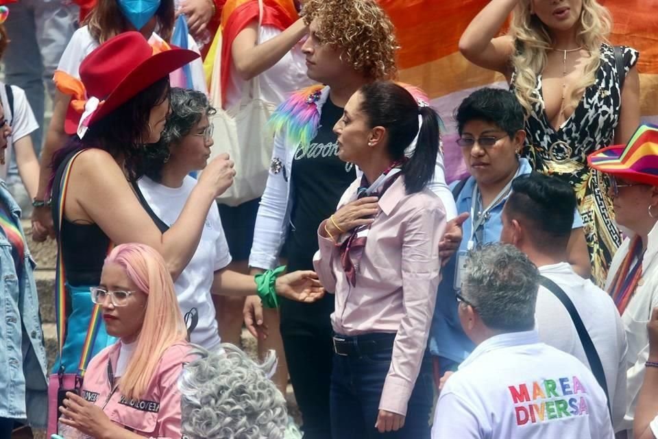La Jefa de Gobierno causó la molestia de contingentes de la Marcha del Orgullo LGBT+ y fue abucheada por llegar tarde a su cita en el Ángel de la Independencia.