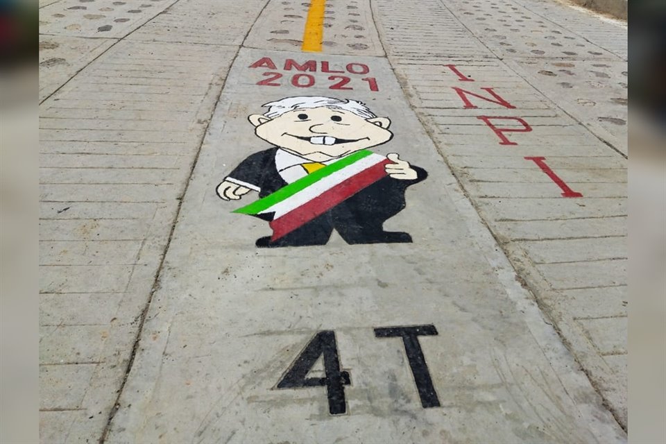 Pobladores que construyen caminos rurales pintaron la caricatura del Presidente Andrés Manuel López Obrador al que llamaron 'Amlito'. 