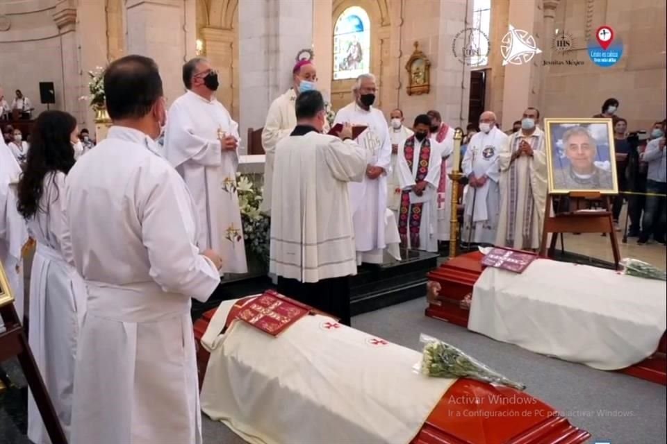 Los sacerdotes jesuitas asesinados en Chihuahua fueron despedidos en una misa.