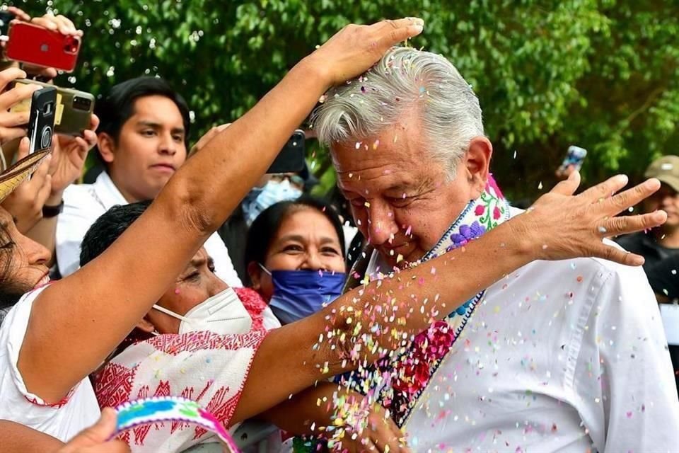 Con flores y confeti fue recibido López Obrador en Malinaltepec, Guerrero.