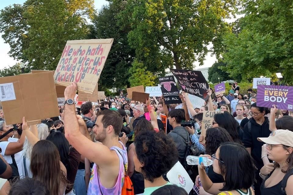 Activistas de todas edades, raza, etnicidad, orientaciones sexuales y géneros protestan frente a SCOTUS para denunciar la decisión.