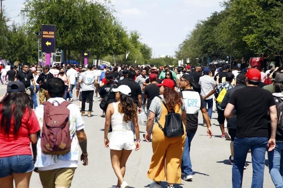 La décima edición del festival inició sus festejos en el Parque Fundidora, ante miles de asistentes que desafiaron el calor del día para disfrutar de un variado y delicioso bufete musical.