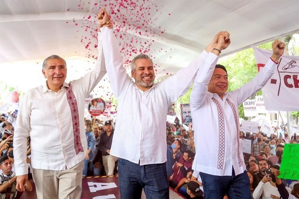 En un evento por un año de su triunfo electoral, el Gobernador Alfredo Ramírez Bedolla calificó a Adán Augusto López como un 'gigante' y brazo derecho de AMLO.