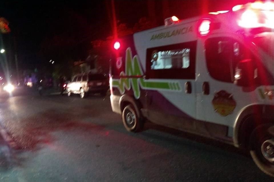 Los paramédicos encontraron a las víctimas tiradas a un costado de la moto, en Real de Villa.