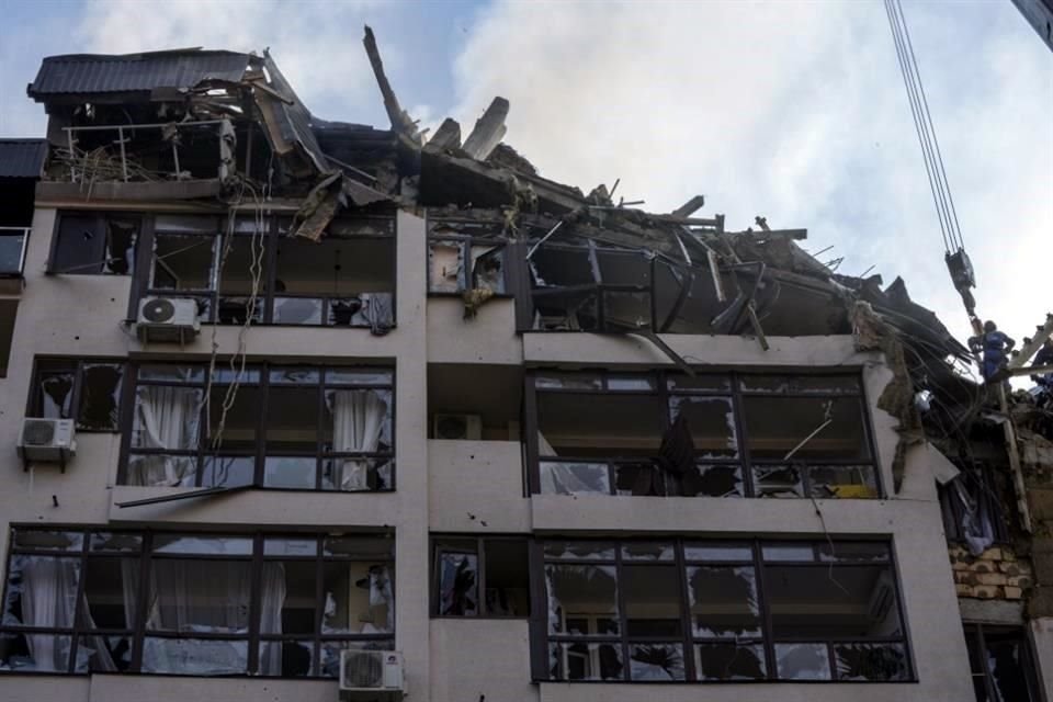 Al menos dos edificios residenciales resultaron dañados en los bombardeos.