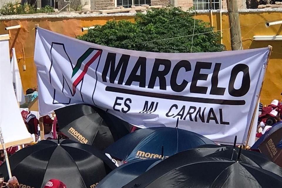 Una manta con la leyenda 'Marcelo es mi carnal' se asoma entre los simpatizantes en Francisco I. Madero, Coahuila.