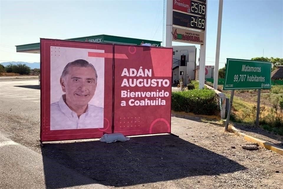 Simpatizantes de Adán Augusto López le dieron la bienvenida con este tipo de propaganda en la carretera.