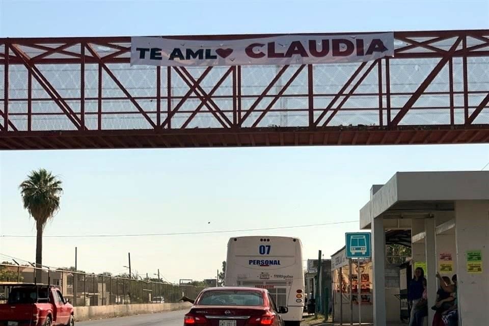 En un puente de la carretera de Francisco I. Madero fue colgada una manta con la leyenda: 'Te AMLOVE, Claudia'.