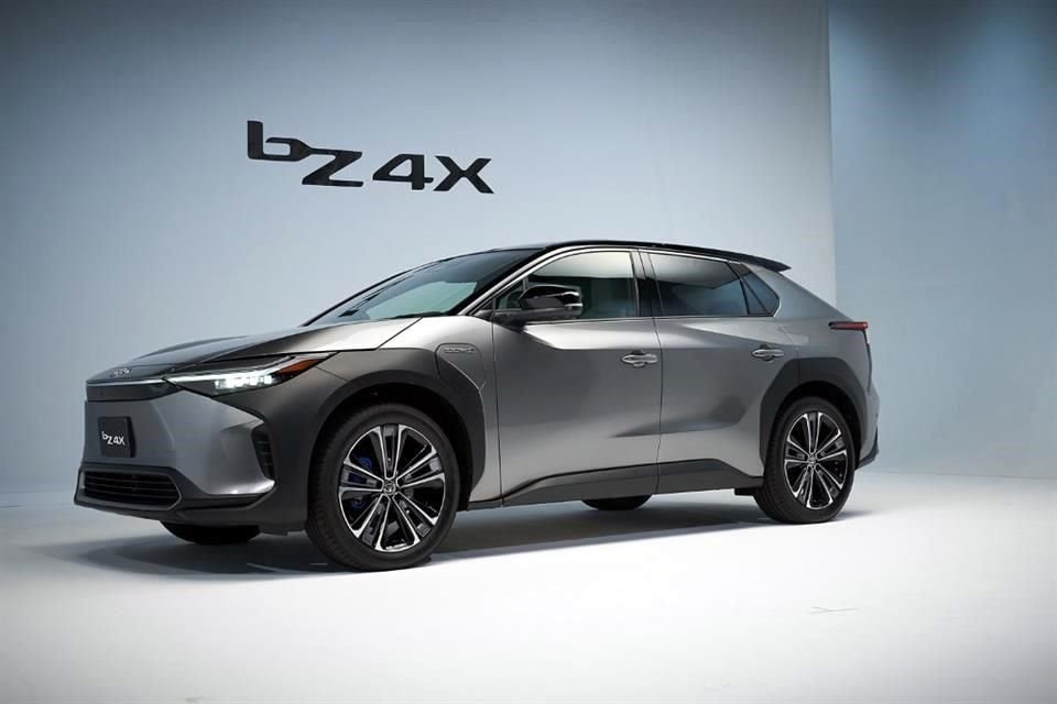 Toyota está retirando del mercado 2 mil 700 SUV bZ4X por pernos en la llanta que podrían aflojarse, un gran revés para las ambiciones del fabricante japonés de lanzar automóviles eléctricos.