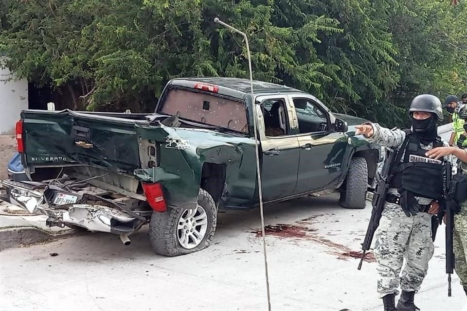 Los sujetos armados viajaban en una camioneta Silverado verde.