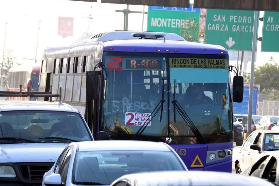 Las rutas urbanas aplicaron hoy un aumento sorpresa en sus tarifas, al pasar de 12 a 15 pesos.