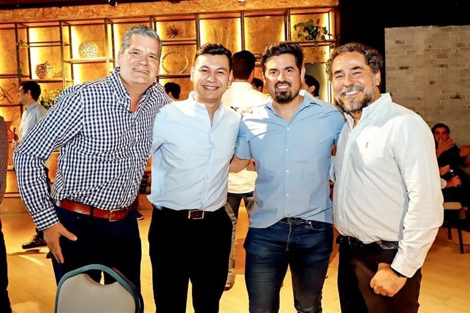 Óscar Cantú González, (papá de la novia), Rolando Rodríguez, César Méndez y Gustavo Elizondo