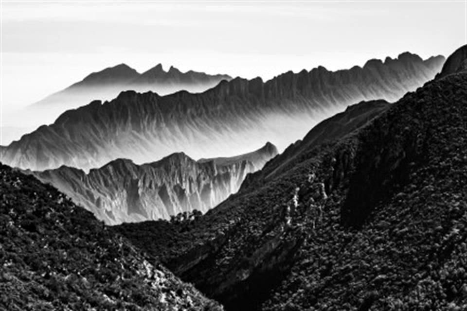 Magaly González presenta una imagen en blanco y negro que retrata la cadena montañosa la cual amuralla Monterrey y su zona metropolitana.
