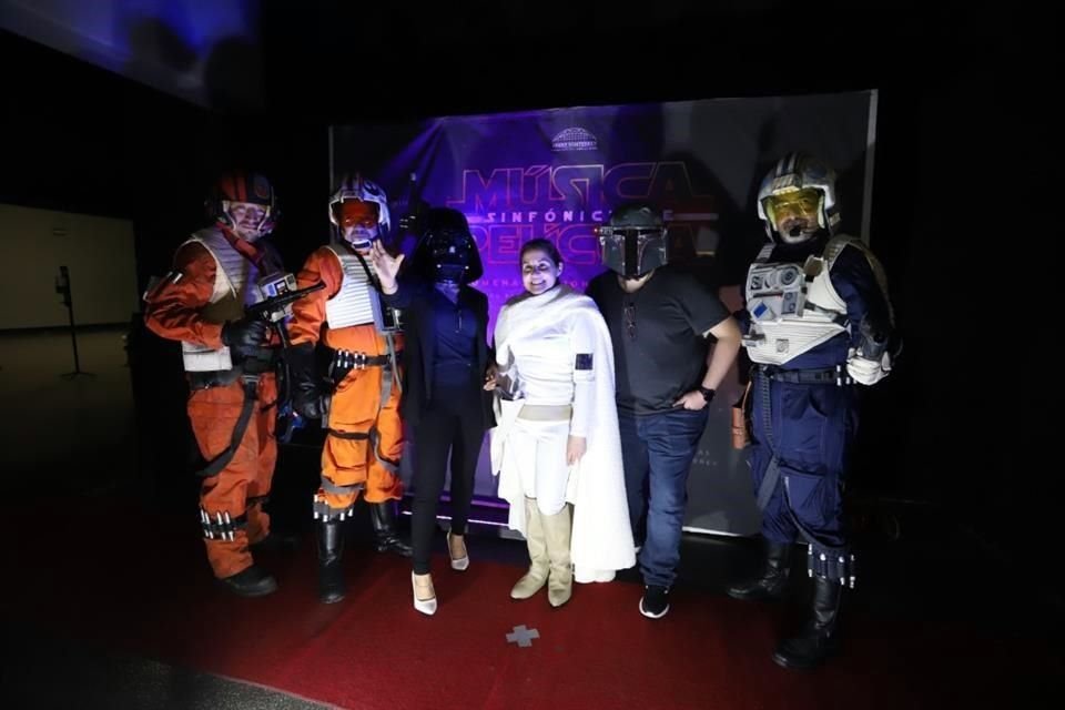 La celebración también se dio en la hora previa del concierto con los fans disfrazados de pilotos Rebeldes, Stormtroopers Imperiales, caballeros Jedi y princesas Leia de todas las edades.