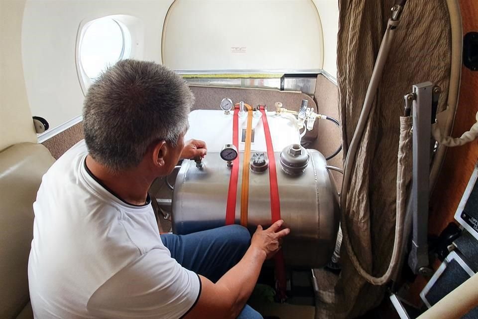 Cuando están en el aire, especialistas a bordo del avión King Air liberan yoduro de plata por tanques colocados en la parte trasera.