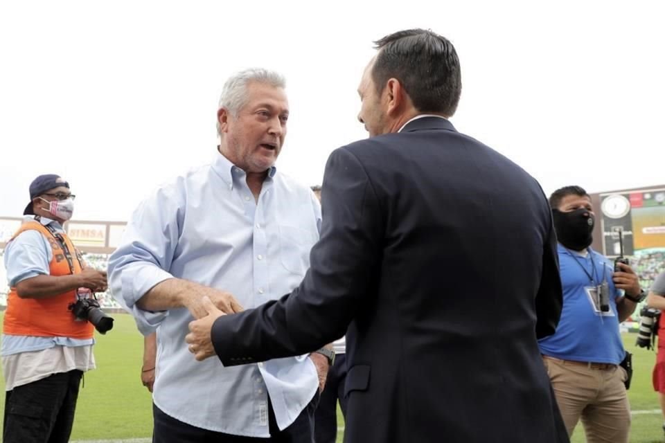 Vucetich y Fentanes se saludaron antes del partido.