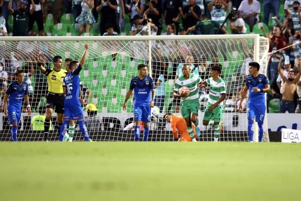 Y Santos no tardó en empatar el partido, con el gol de Harold.