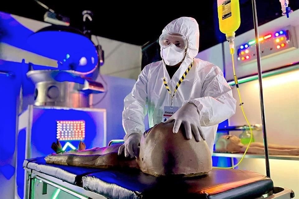 En la Expo OVNI 2022 se recrea la autopsia de un supuesto extraterrestre enmarcada en el llamado Caso Roswell.
