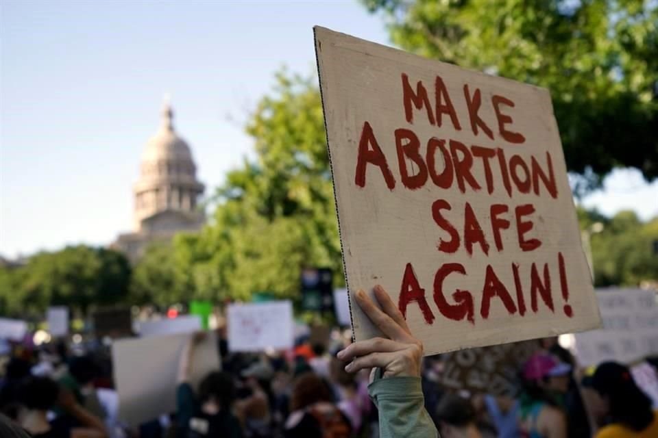 Manifestantes protestan el 24 de junio en Austin, Texas, tras el fallo de la Suprema Corte que anuló el derecho al aborto.