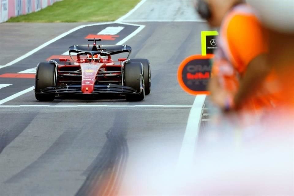 Charles Leclerc soportó la presión y subió a lo más alto del podio.