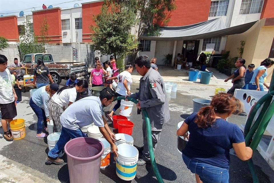 Miles de personas que tiene que exponerse al sol para acarrear agua de pipas en Nuevo León.