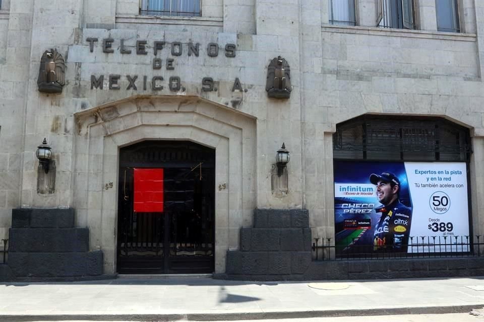 Banderas de huelga fueron colocadas en las entradas de las oficinas de Telmex en la delegación Cuauhtémoc.