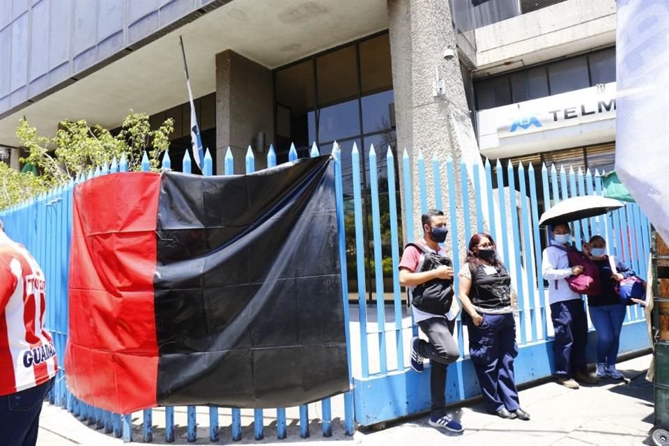 Oficinas de Telmex en Río Mixcoac y Avenida Universidad, también cuentan con las mantas de huelga