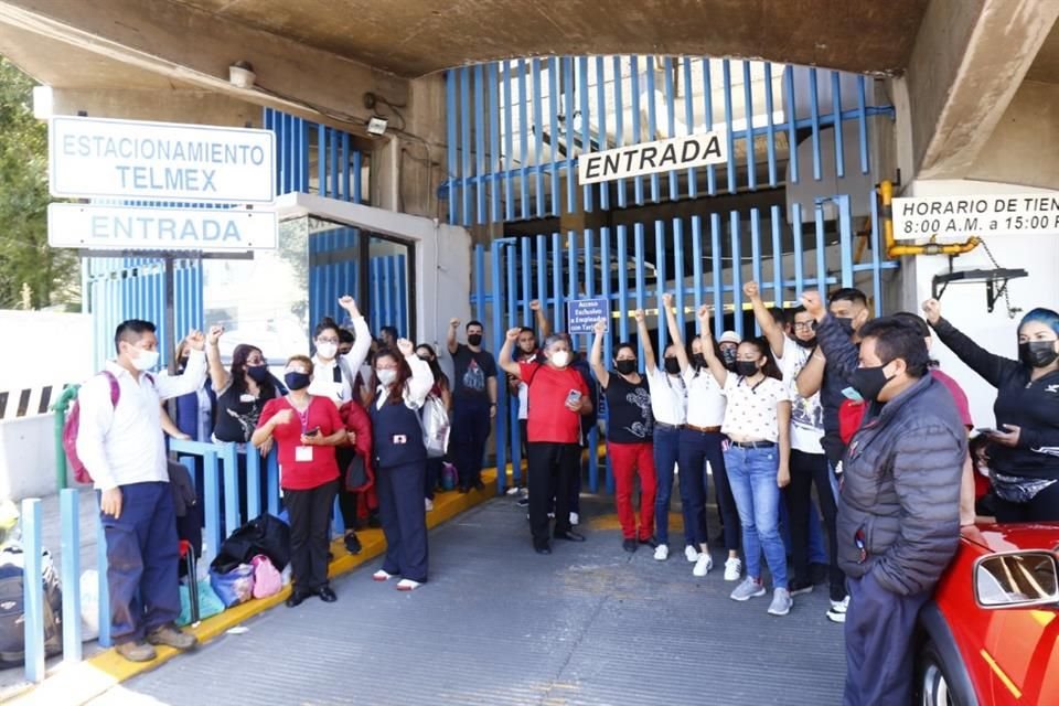 En punto de las 12:00 horas, los telefonistas colocaron banderas rojinegras en todas las instalaciones de Telmex.