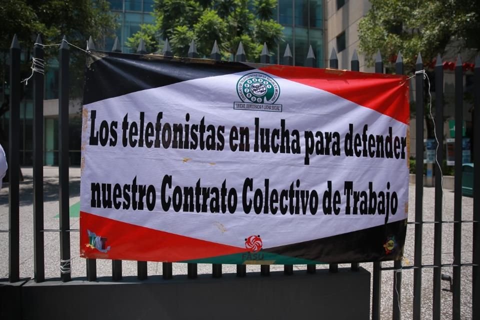 Protesta de trabajadores de  telefonistas en las oficinas de Telmex de la Calle Sullivan, en CDMX.