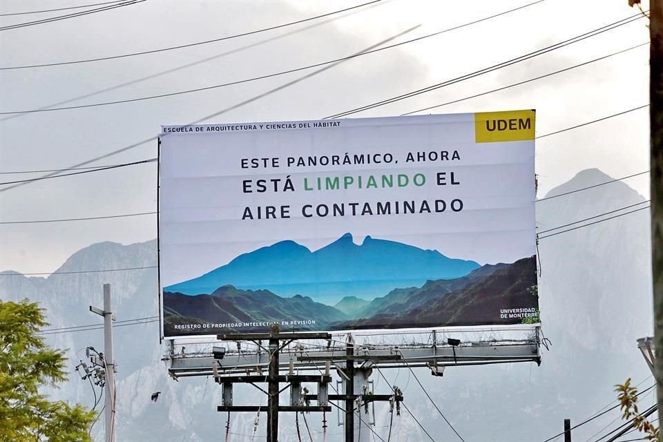 Pollumesh es una startup creada por dos egresadas y una alumna de la UDEM para limpiar el aire de la Ciudad a través de un recubrimiento especial en panorámicos.