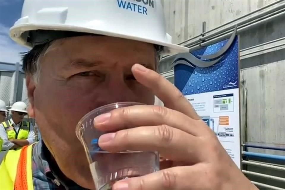 Alfonso Martínez Muñoz, titular de Medio Ambiente estatal, toma agua desalinizada.