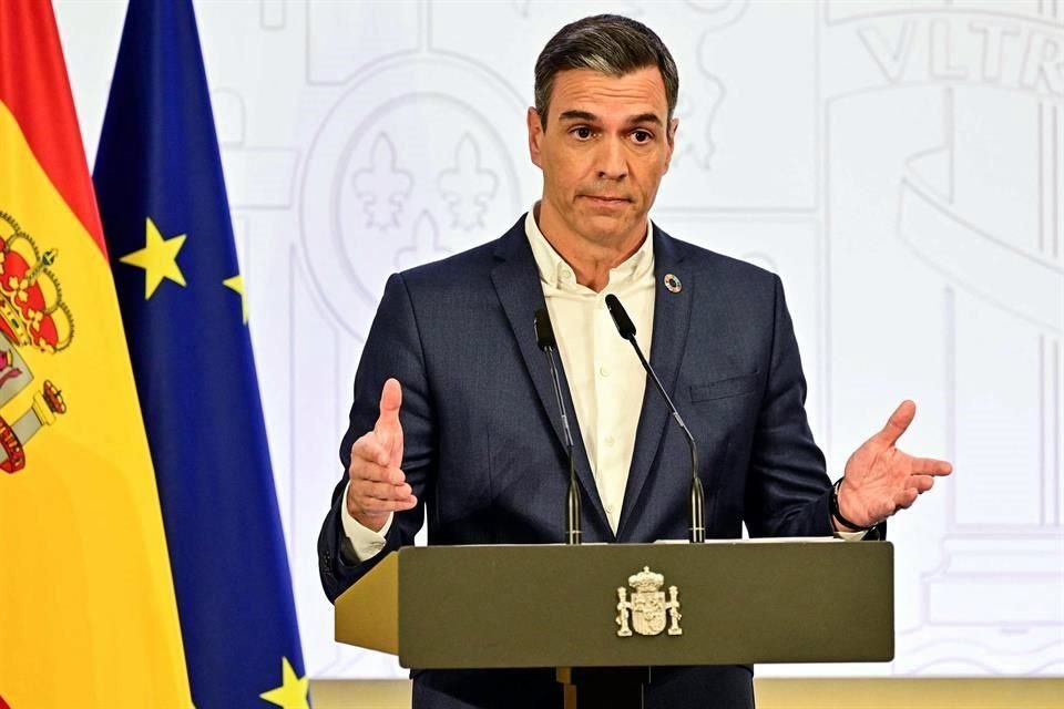 El Presidente del Gobierno español, Pedro Sánchez, apareció en conferencia de prensa vistiendo camisa y saco pero sin corbata.