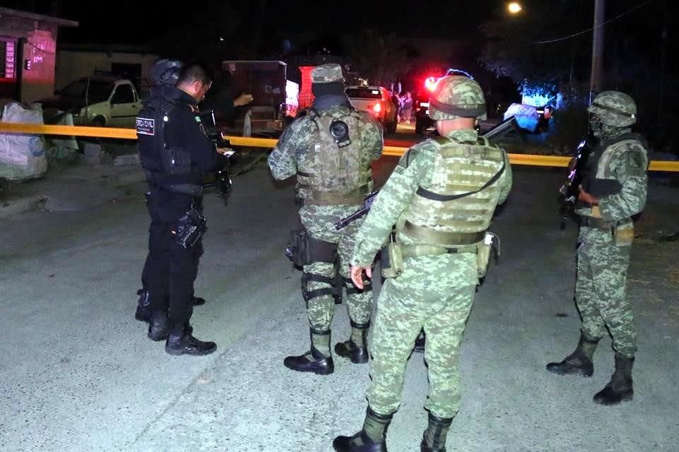 Soldados y policías custodian la zona donde ejecutaron a cinco hombres, en Guadalupe.