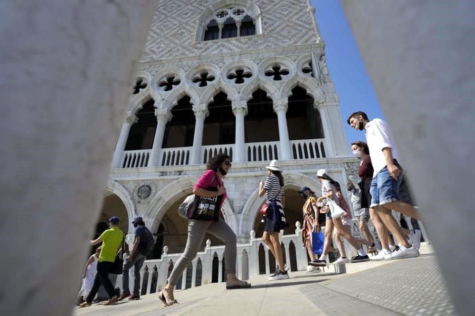 Ernst & Young estudió a sus propios empleados y descubrió que tomar 10 horas al mes de vacaciones estaba asociado con un aumento promedio del 8 por ciento en las calificaciones anuales de desempeño.