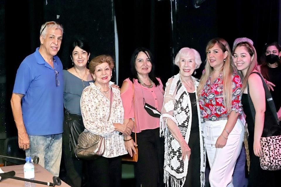 Tomás Hinojosa, Lorena Hinojosa, Delia Morales, Sandra de Hinojosa, Conchita de Hinojosa, Lizzy Garza y Michelle Garza