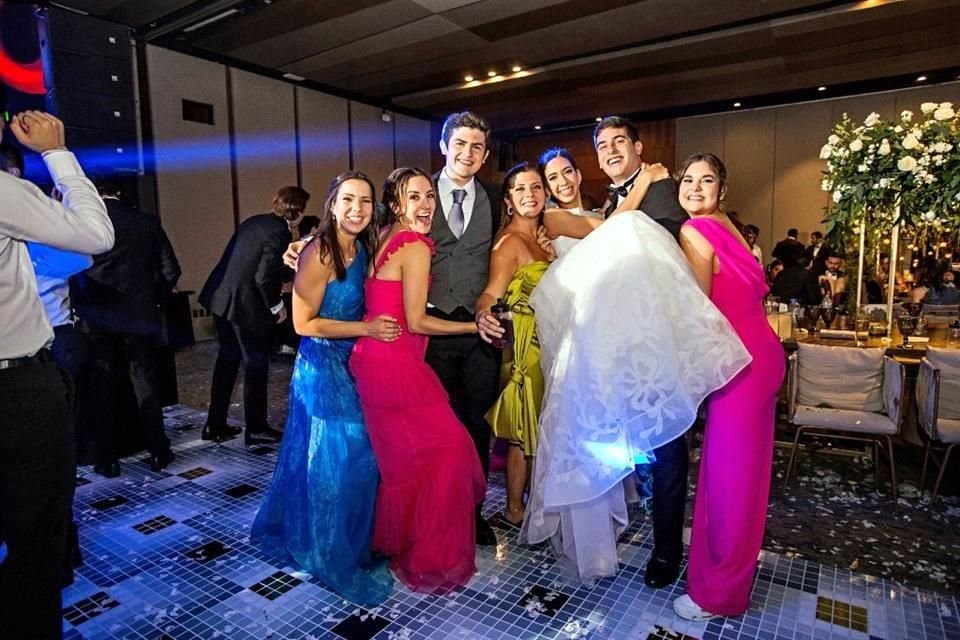 Andrea Lobo, Diana Elizalde, el novio, Marimar Vásquez, la novia, Jorge Luis Barrón y Ana Paula Barrón