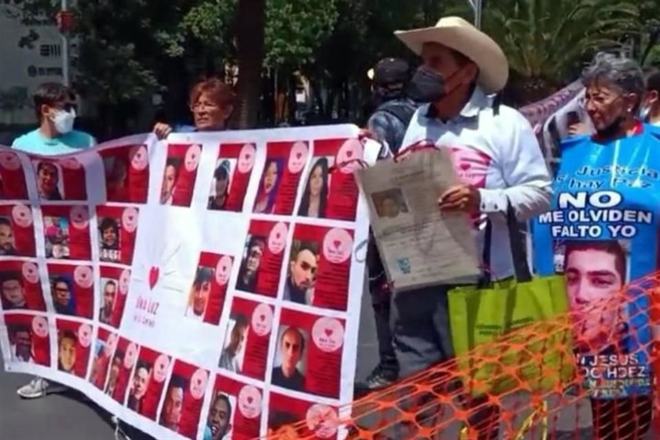 Colectivos de familiares de personas desaparecidas protestaron afuera de la FGR y urgieron la operación del banco de datos forenses.