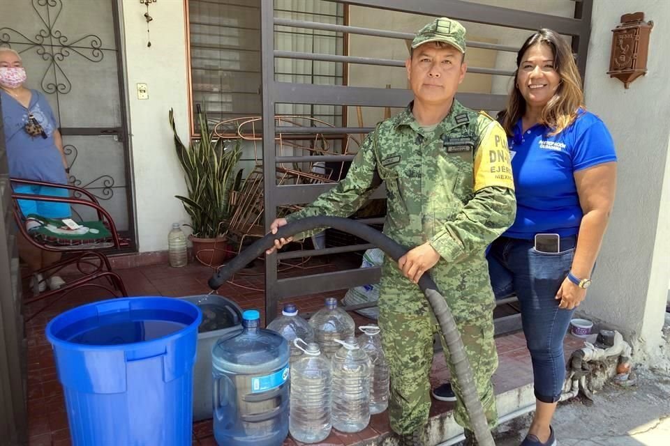 El cabo Genaro Cruz Limón, de la Séptima Zona Militar, participa en el Plan DNIII-E para llevar agua en pipas a los sectores más afectados por el desabasto.