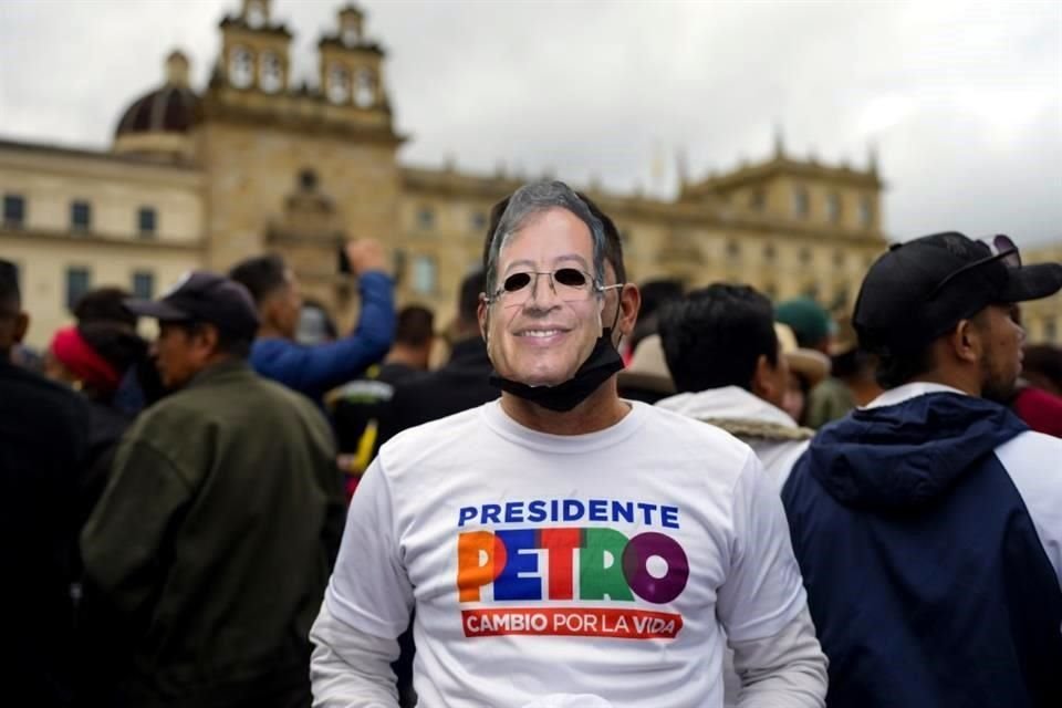 Un hombre en Bogotá lleva una máscara y una playera de Gustavo Petro, mientras espera la ceremonia de posesión del nuevo Mandatario.