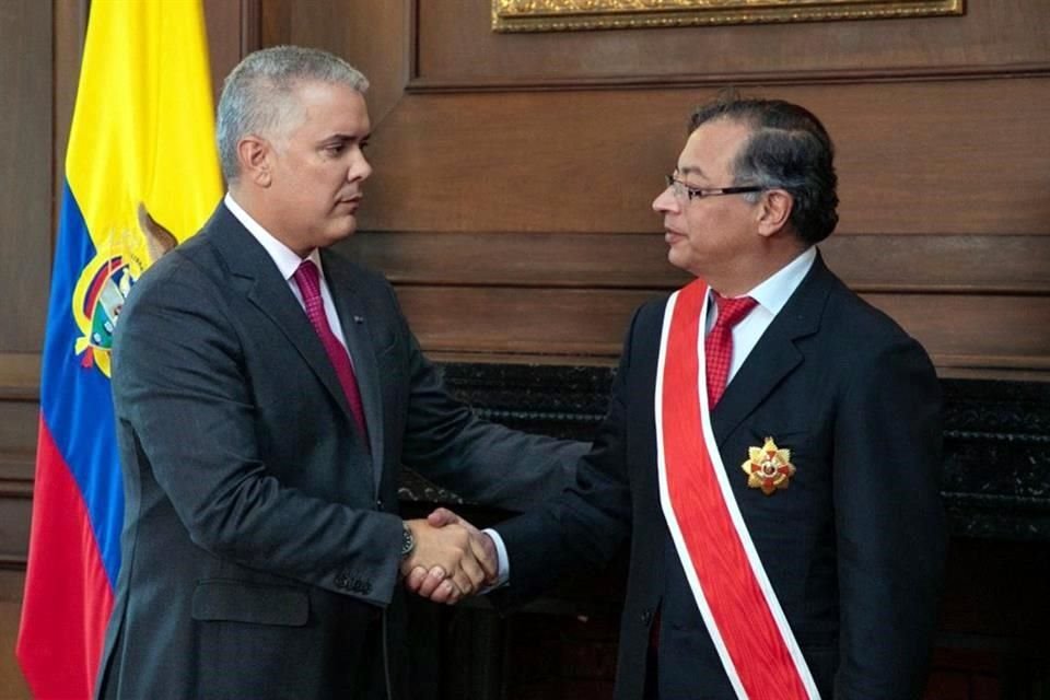Iván Duque condecora al entonces Presidente electo Gustavo Petro.