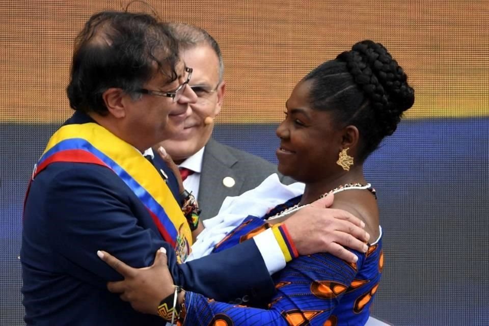 Gustavo Petro mira a los ojos a su Vicepresidenta Francia Márquez después de tomarle juramento.
